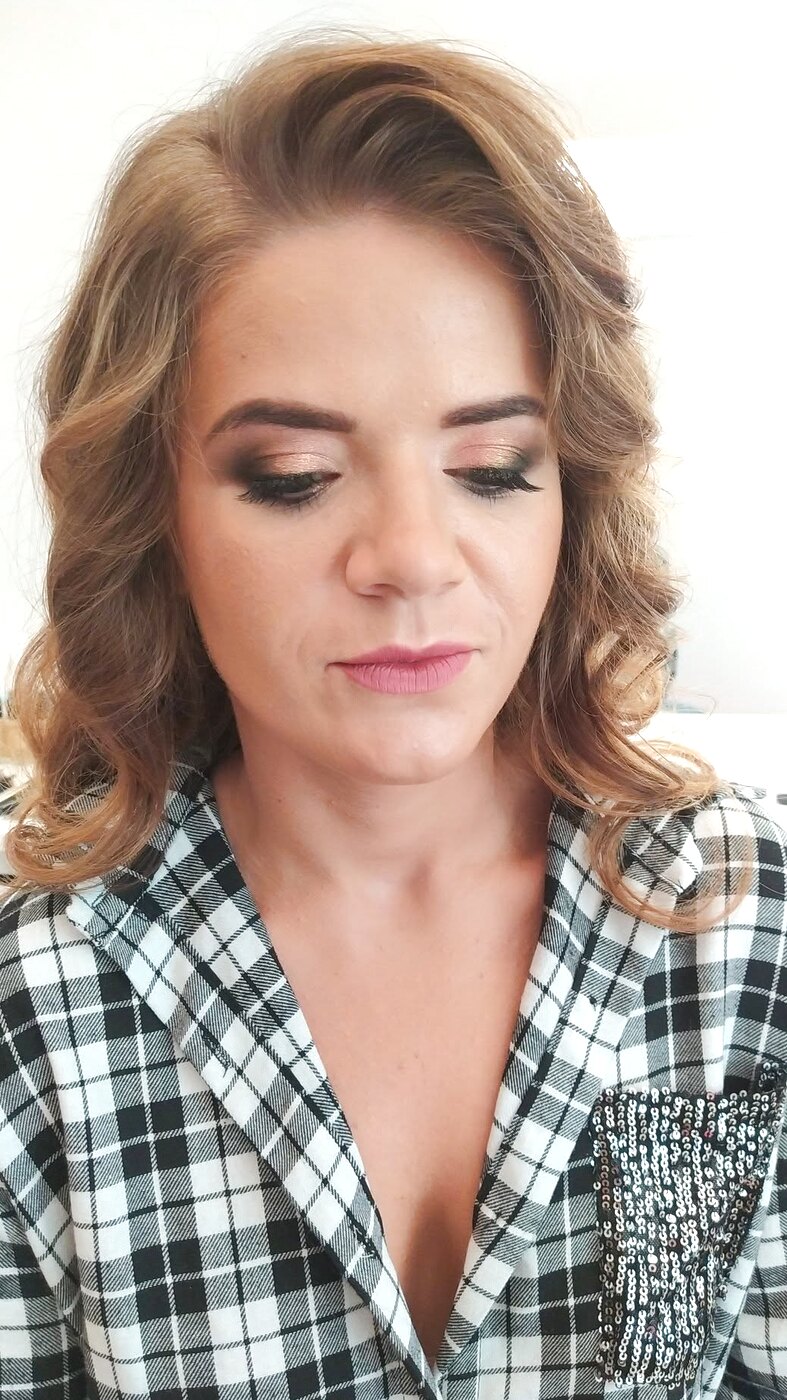 Makijaż dzienny z miękkim smoky