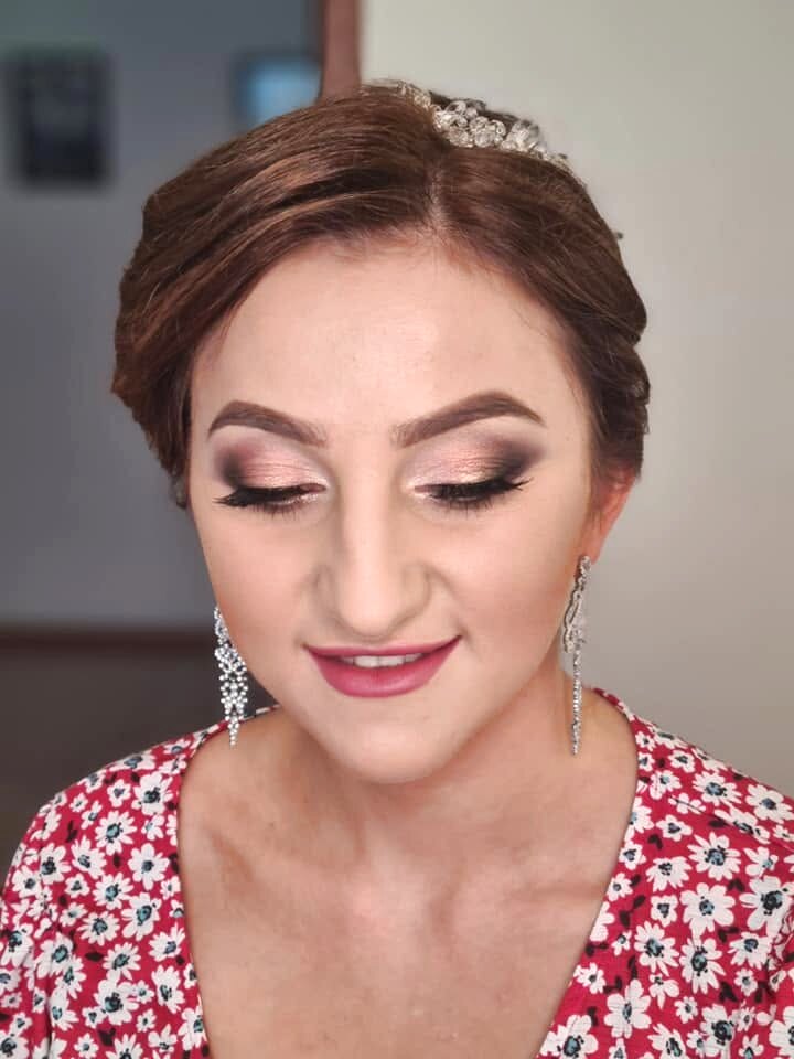 Makijaż ślubny — delikatne smoky w odcieniach różu i miedzi